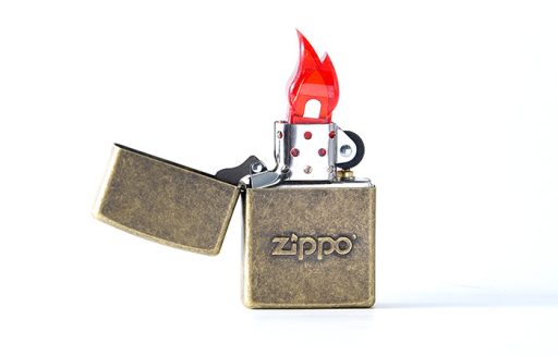 28994這款古董黃銅復古打火機印有經典的 Zippo 標誌。包裝在禮品盒中。為獲得最佳性能，請加註 Zippo 打火機燃料。