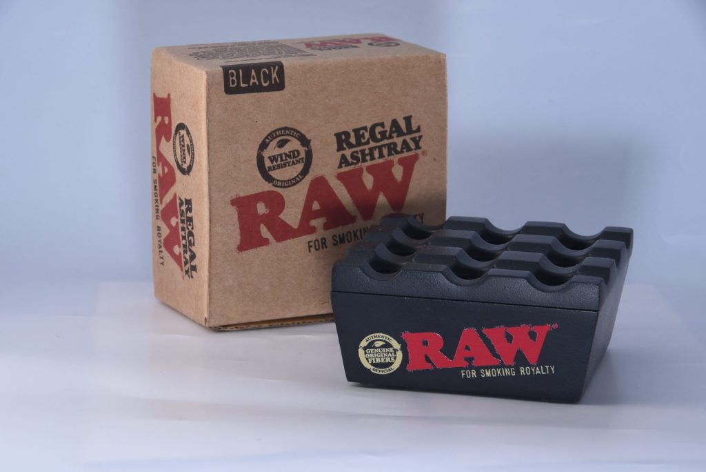 西班牙RAW Regal Ashtray 消光黑金屬防風菸灰缸：圖片 2