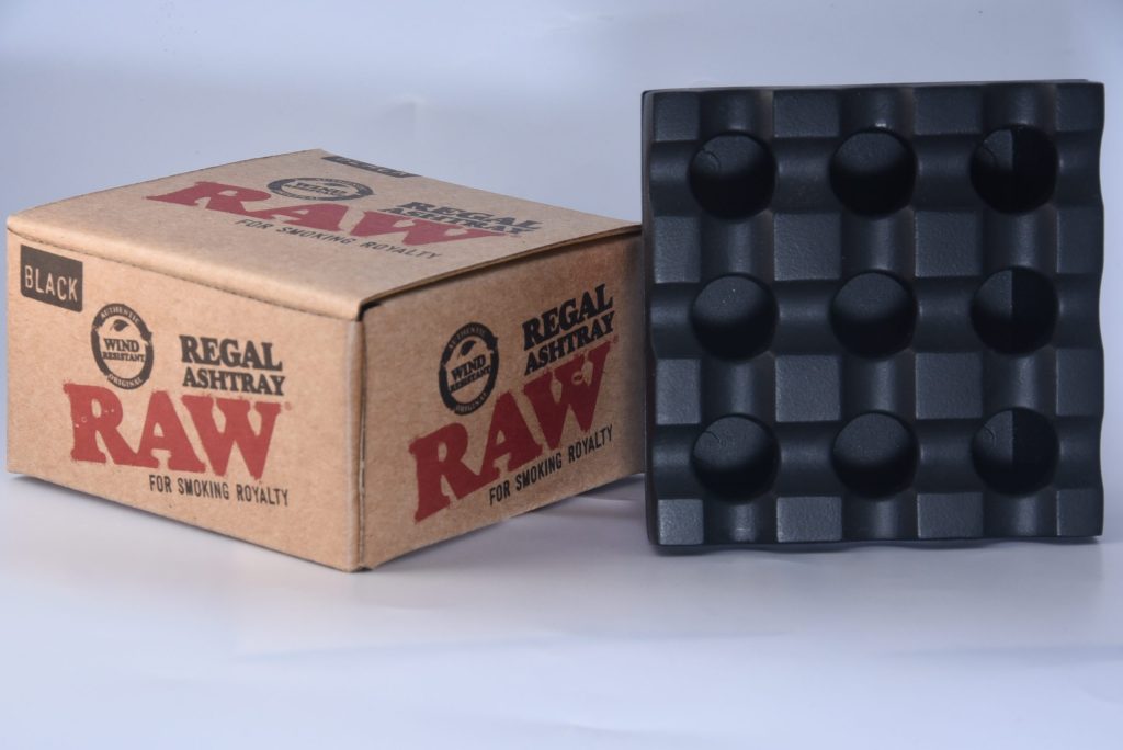 西班牙RAW Regal Ashtray 消光黑金屬防風菸灰缸：圖片 3